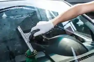 4 cách vệ sinh kính xe ô Tô xe hơi sạch bóng tức thì
